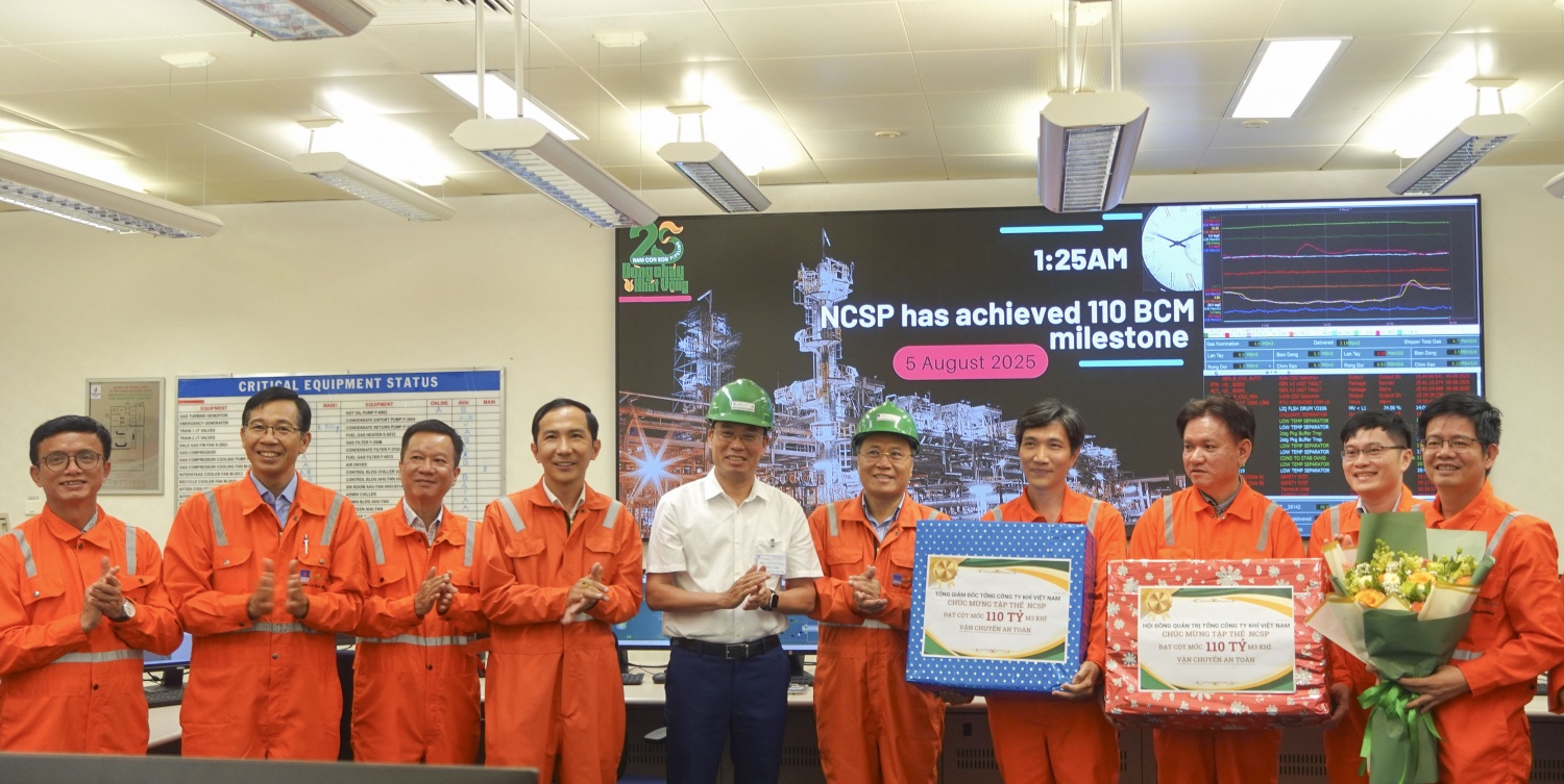 Lãnh đạo PV GAS tặng quà chúc mừng tới tập thể PV GAS NCSP về cột mốc vận chuyển an toàn 110 tỷ m3 khí.